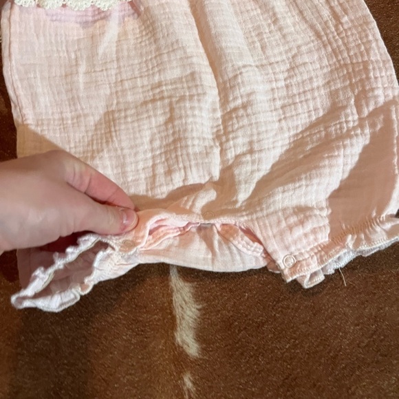 Le Petit baby girl one piece cold shoulder romper
size 3/6 month - Picture 2 of 3